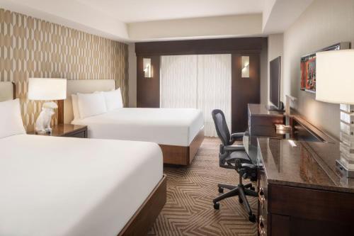 凤凰城凤凰城市中心万丽酒店的酒店客房配有两张床和一张书桌