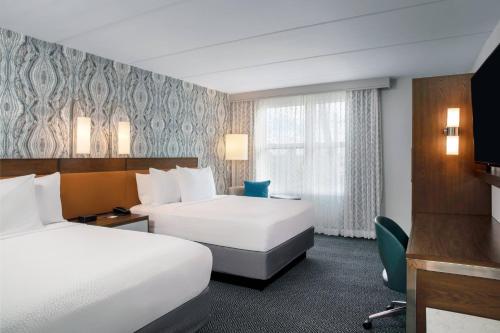 阿文图纳迈阿密安菲特拉购物中心万怡酒店的酒店客房设有两张床和电视。