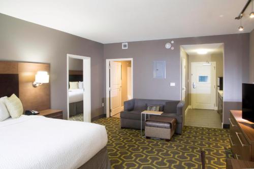 牛津万豪牛津唐普雷斯套房酒店的酒店客房设有床和客厅。