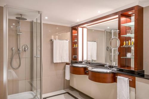 慕尼黑慕尼黑万豪酒店的一间带两个盥洗盆和淋浴的浴室