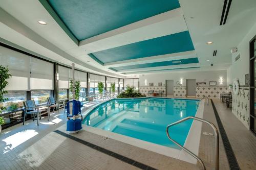 肖特帕姆短泵里士满万豪酒店的游泳池,位于酒店带游泳池的房间内