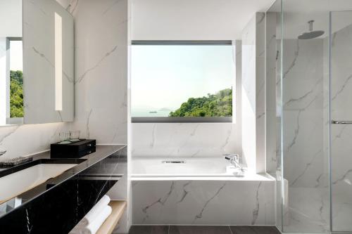 香港香港数码港艾美酒店的一间带水槽和窗户的浴室