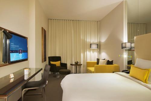 利雅德瓦哈中心罗塔纳酒店的一间酒店客房,配有一张床和一台电视