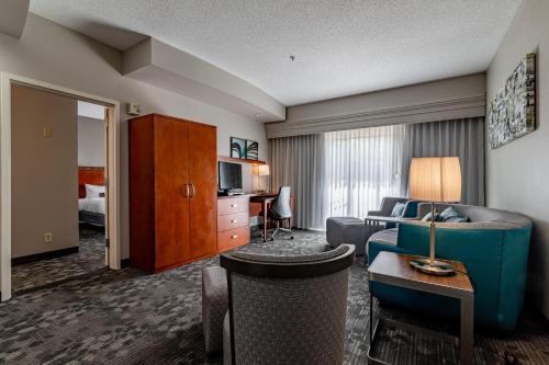 布伦瑞克布朗维克万怡酒店的酒店客房设有一张沙发和一张床