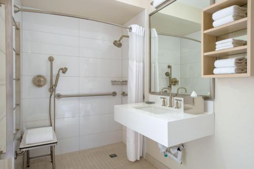 芝加哥芝加哥市中心万豪酒店壮丽大道的白色的浴室设有水槽和淋浴。