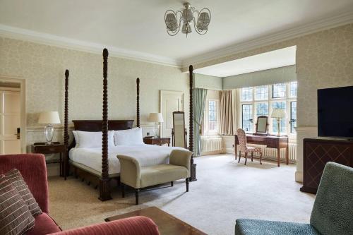 韦尔汉伯瑞曼诺万豪酒店及乡村俱乐部 的一间卧室设有一张床和一间客厅。