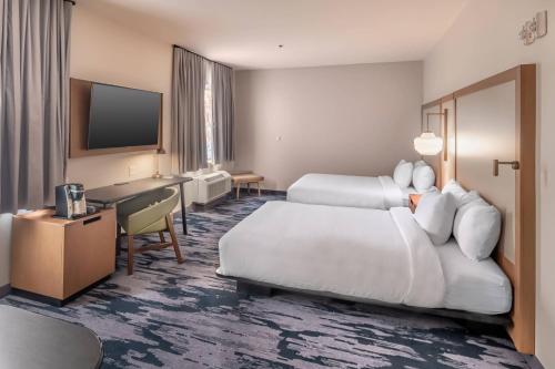 赫斯特Fairfield Inn & Suites Fort Worth Northeast的酒店客房配有两张床和一张书桌