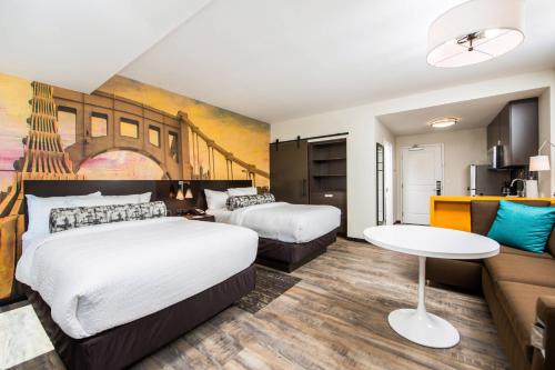匹兹堡匹兹堡奥克兰/大学广场万豪原住酒店的酒店客房,设有两张床和一张沙发