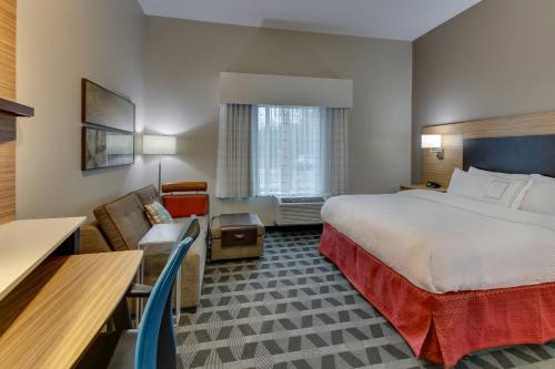 萨拉兰TownePlace Suites by Marriott Mobile Saraland的酒店客房,配有床和沙发