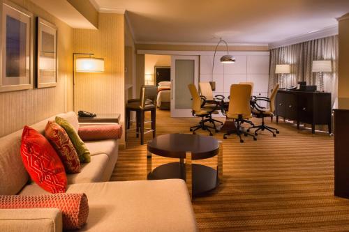 孟菲斯孟菲斯东部万豪酒店的客厅配有沙发和桌子
