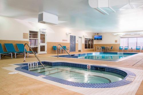 雷德迪尔莱德迪尔万豪广场套房酒店的游泳池,位于带游泳池的大房间