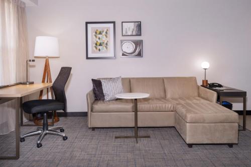 盐湖城盐湖城机场Residence Inn酒店的客厅配有沙发和桌子