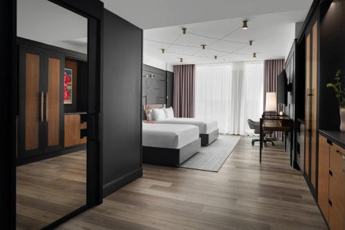 沃瓦托萨Renaissance Milwaukee West Hotel的配有一张床和一张书桌的酒店客房
