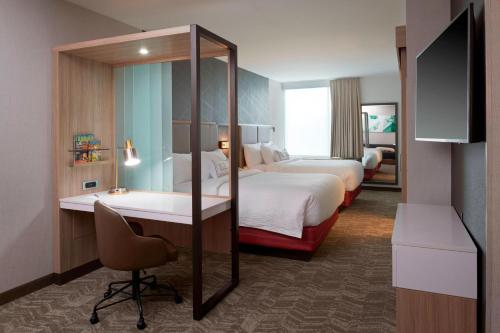 东兰辛SpringHill Suites by Marriott East Lansing University Area, Lansing Area的酒店客房配有两张床和一张书桌