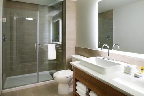 LeawoodElement Kansas City Overland Park的浴室配有卫生间、盥洗盆和淋浴。