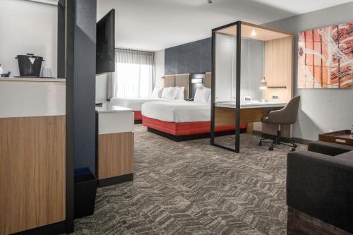 埃佩克斯SpringHill Suites by Marriott Raleigh Apex的配有一张床和一张书桌的酒店客房