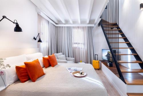 马略卡岛帕尔马Samaritana Suites的客厅设有白色沙发和楼梯。
