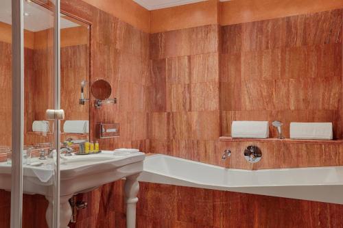 罗马罗马万豪公园酒店的浴室配有盥洗盆和浴缸。