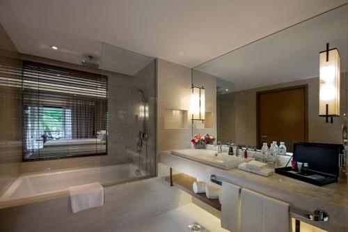 米里美里万豪度假酒店的大型浴室设有两个水槽、一个浴缸和一个浴缸。