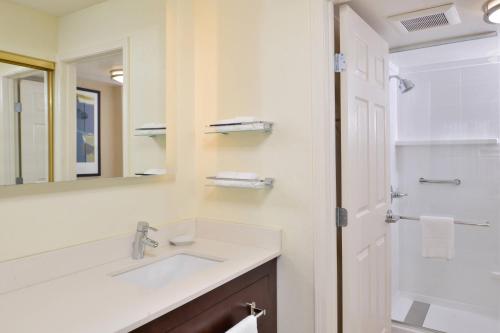 布兰森布兰森万豪酒店原住客栈的一间带水槽和镜子的浴室