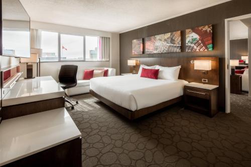 蒙克顿博塞茹尔三角洲万豪酒店的配有一张床和一张书桌的酒店客房