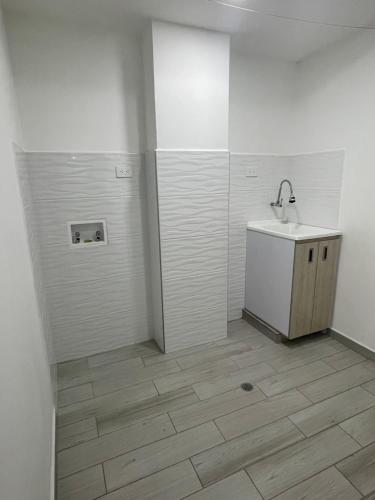 波哥大Hermoso apartamento moderno, excelente ubicación cerca al centro histórico的白色的浴室设有水槽和镜子