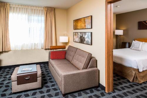 安纳海姆阿纳海姆天使球场万豪广场套房酒店的酒店客房设有一张沙发和一张床