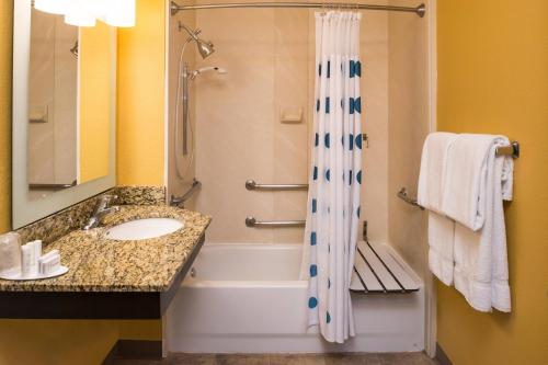 安纳海姆阿纳海姆天使球场万豪广场套房酒店的一间带水槽和淋浴的浴室