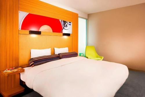 劳雷尔山劳雷尔山阿福特酒店的卧室配有白色的床和黄色椅子
