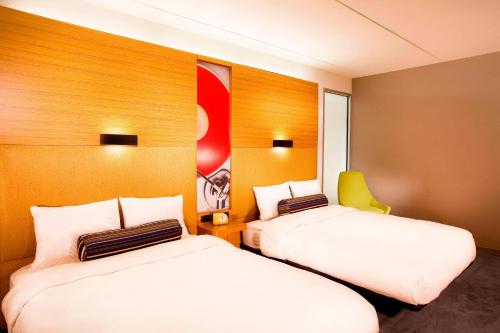 劳雷尔山劳雷尔山阿福特酒店的酒店客房设有两张床,墙上挂有绘画作品
