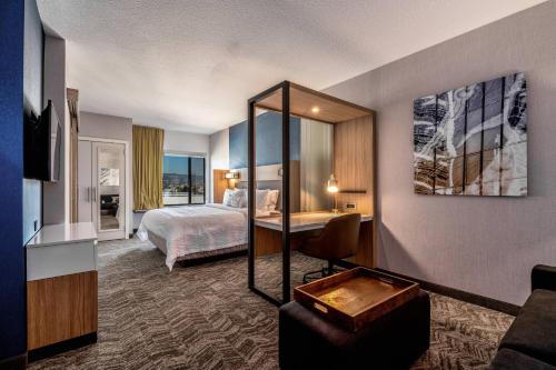 奥克兰SpringHill Suites by Marriott Oakland Airport的酒店客房,配有床和镜子