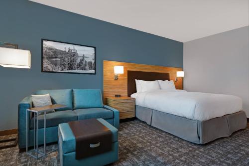 萨克拉门托TownePlace Suites Sacramento Airport Natomas的酒店客房,配有床和沙发