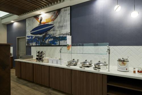 卡尔斯巴德圣地亚哥卡尔斯巴德公寓式酒店的厨房配有带锅碗瓢盆的柜台