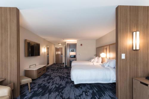 诺斯菲尔德Fairfield Inn & Suites by Marriott Northfield的酒店客房设有两张床和电视。
