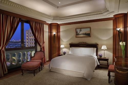 利雅德利雅得丽思卡尔顿酒店的一间卧室设有一张床和一个大窗户