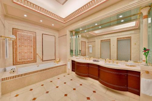 利雅德利雅得丽思卡尔顿酒店的大型浴室设有两个盥洗盆和浴缸。