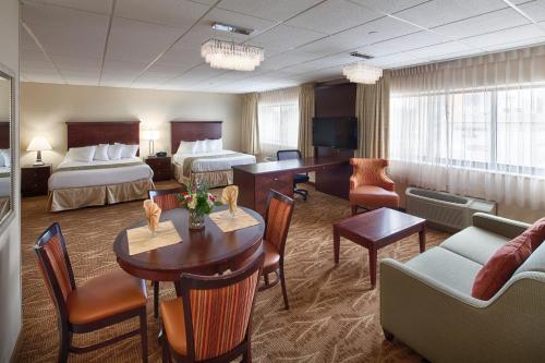 罗切斯特卡勒旅馆及套房酒店的酒店客房带两张床和一个客厅