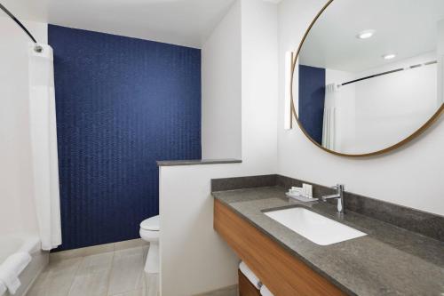 维克森林Fairfield Inn & Suites by Marriott Raleigh Wake Forest的一间带水槽和镜子的浴室
