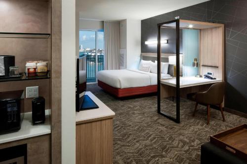 克利尔沃特万豪克利尔沃特海滩斯普林希尔套房酒店的酒店客房设有一间带一张床和一张书桌的卧室