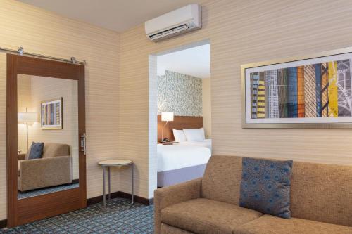 埃尔塞贡多洛杉矶国际机场/埃尔塞贡多费尔菲尔德客栈的酒店客房设有一张沙发和一张床