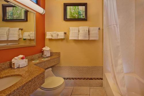 基韦斯特基韦斯特海滨万豪万怡酒店的浴室配有卫生间、盥洗盆和淋浴。