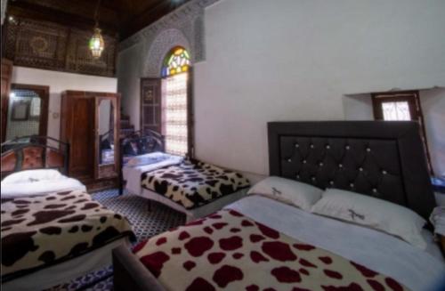 非斯达尔阿佛伊民宿的一间卧室设有两张床和窗户。