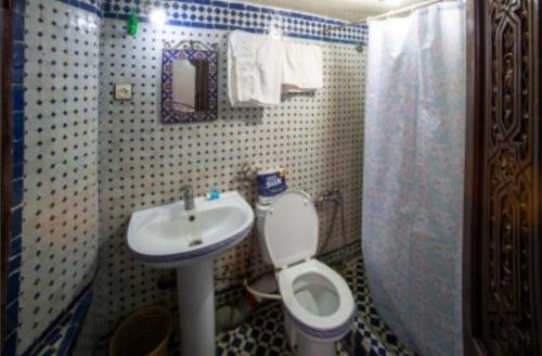 非斯达尔阿佛伊民宿的一间带卫生间和水槽的小浴室