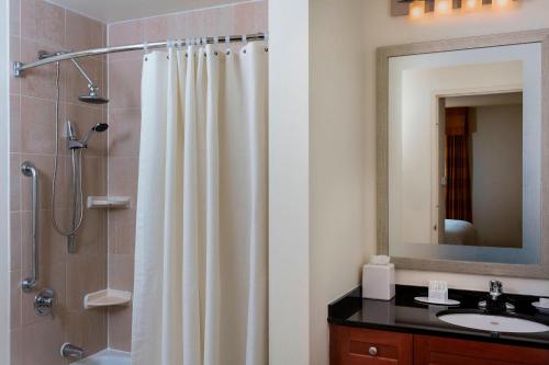 纽约纽约曼哈顿/时代广场万豪长住客栈的浴室配有淋浴帘和盥洗盆。