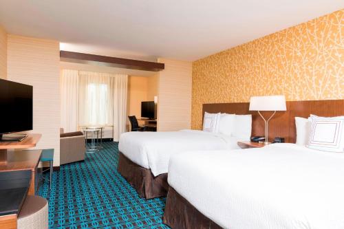 费舍尔Fairfield Inn & Suites by Marriott Indianapolis Fishers的酒店客房设有两张床和一台平面电视。