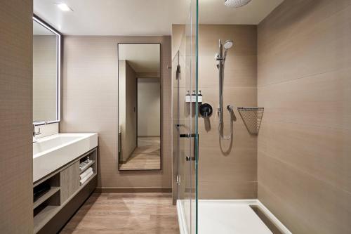 帕罗奥多AC Hotel by Marriott Palo Alto的带淋浴和盥洗盆的浴室
