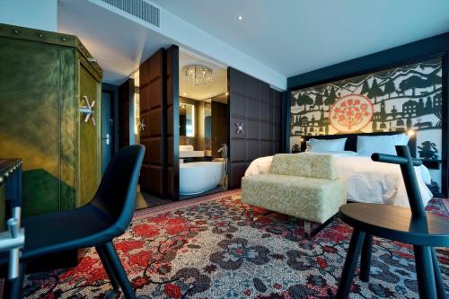 格拉特布鲁格苏黎世波恩卡梅哈格兰德签名收藏酒店的一间酒店客房 - 带一张床和一间浴室