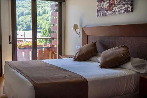 埃斯波特罗卡布兰卡酒店的一间卧室配有带两个枕头的床和窗户