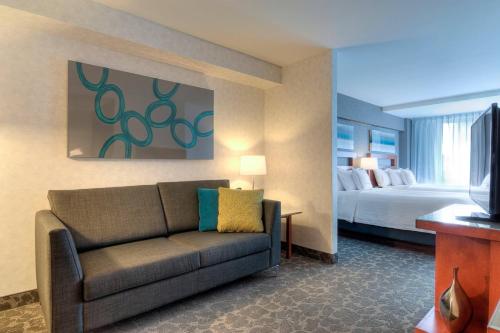 蒙特利尔SpringHill Suites by Marriott Old Montreal的客厅配有沙发和1张床