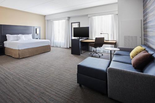 诺克斯维尔Residence Inn by Marriott Knoxville Downtown的酒店客房,配有床和沙发